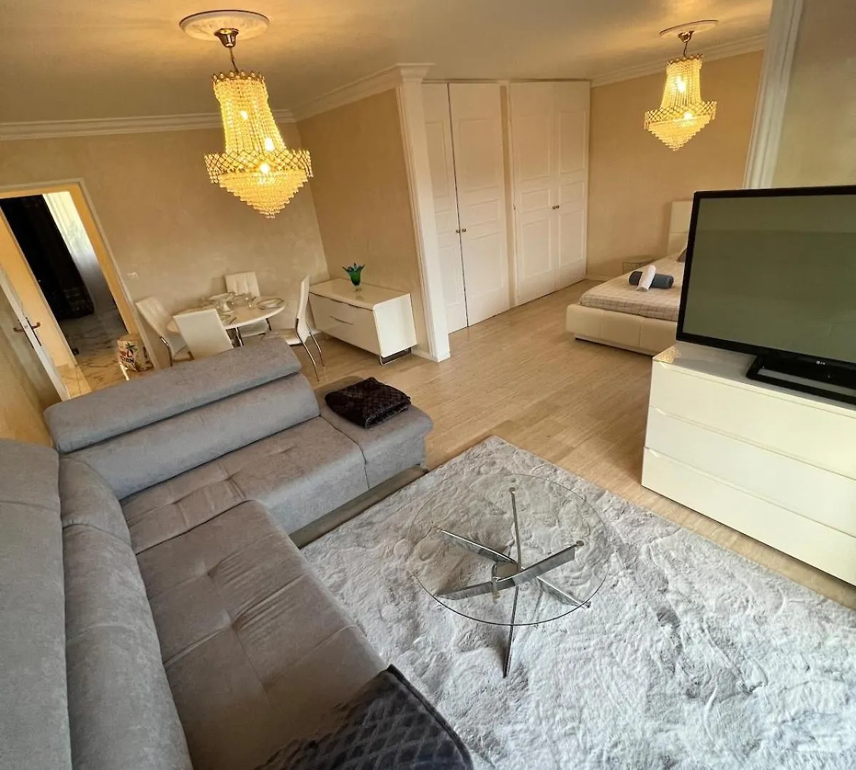 Apartment 6 People Near Airport contacts